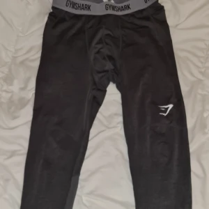 Gymshark tights stl M, litet hål vid grenen. - Storlek M. Litet hål i grenen enligt bild. Gråa.
