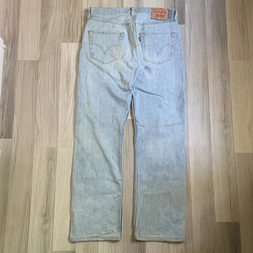 Vintage Levis 501. Står storlek W33L34 men sitter mer som W30L32. Mycket gott skick. Skriv om fler bilder eller mått önskas. Se mina andra annonser, ordnar bättre pris vid köp av flera plagg ✌️. Jeans & Byxor.