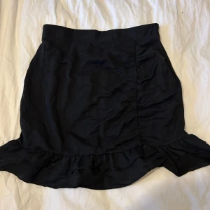 Kjol - Svart kjol från bikbok. Fint skick 