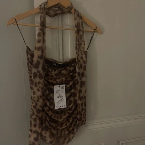 Leopard topp - Säljer denna leopard topp som aldrig har använts från zara. Prislapp och kvitto finns kvar! Köptes för 149 och är i storlek M🥰