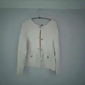 Fin tröja - Säljer denna fina kofta då jag inte får användning av den. Har använt den 2 gånger så de är bara skick på den