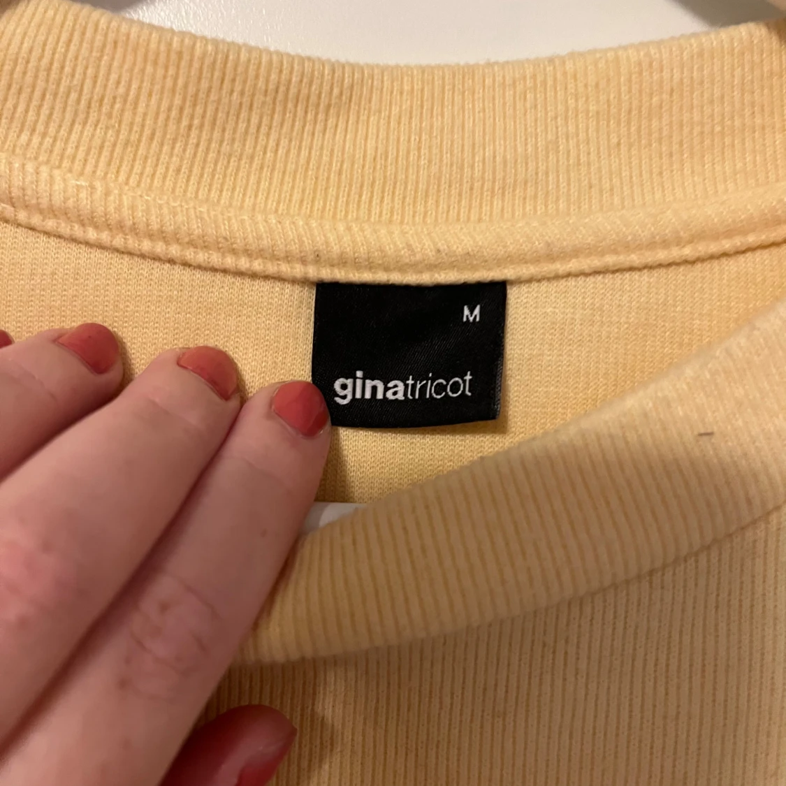 Gul tröja med utåtsvängda ärmar - 91