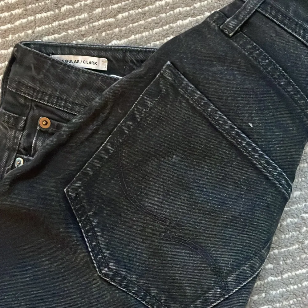 Storlek: 28 32  Regular jeans med väldigt bra passform till de flesta Svarta jeans med lite gråa nyanser . Jeans & Byxor.