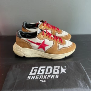 Golden goose - Säljer nu dessa ritkgit feeta o unik golden goose dojjorna, ritkigt bekväma. Storlek 42🤙 inget og