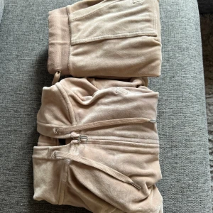 Juicy couture - Hej! Jag säljer min juicy dress som har används 2-3 där båda delarna är i storlek s, utsvängda i benen med fickor bak hör av er vid intresse!😊(säljer pga graviditet)