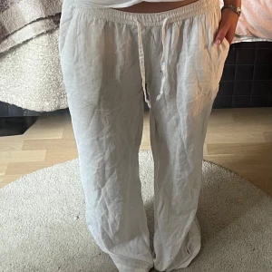 vita🤍linnebyxor  - Jättefina linnebyxor från lager 157 i stl M! Säljer då dom inte kommer till användning!  OBS! Dom är sydda mer lågmidjade🥰