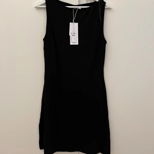 Klänning - Helt oanvänd med prislapparna kvar, från Gina tricot, super skönt material och sitter väldigt smickrande 🥰