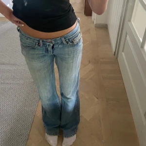 Ljusblå lågmidjade jeans  - Assnygga ljusblå lågmidjade jeans från diesel! Lite slitna i rumpan men inget man ser på. Innerbenslängd: 86 cm