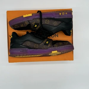 LOUIS VUITTON TRAINER MONOGRAMPURPLE - Lv trainers i fint skick, tar emot erbjudande och bud men inga skambud tack. Skriv privat för funderingar 