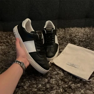 Valentino Flycrew Skor  - Tja, säljer nu min valentino flycrews för att dom är för små! Skick 9/10, pris 3699kr. Alla nitar kvar. Bara dustbag medlföljer. Storlek 41 är det på skorna! Bara att skriva vid minsta fundering! Mvh Victor😃 