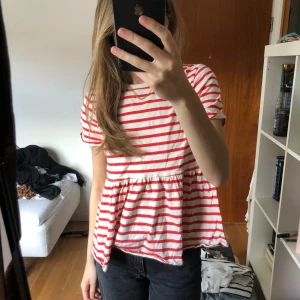 Randig volangtröja - Säljer den populära randiga volangtröjan med ett röttvitt mönster ❤️❣️💖kanske använd 2 gånger bara🌟🌟