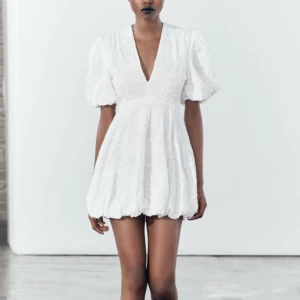 Sommarklänning - Söt klänning från Zara som är slutsåld på hemsidan, helt nu med prislappen kvar!! 💕