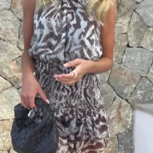 Zebra kläning zara - De 2 första är lånade bilder!!! Sista är min egna kom privat för mer bilder. Passar S