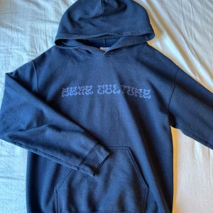 BENE Culture hoodie S - Säljer nu min bene culture hoodie för att den är för liten. Den är storlek S men passar nog också XS. Den är i bra skick.