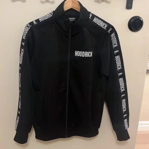 Ett fint HOODRICH set.  - Ett HOODRICH set i storlek m i både byxor och tröja, bra skick och inte används mycket. Pris kan diskuteras👍🏼