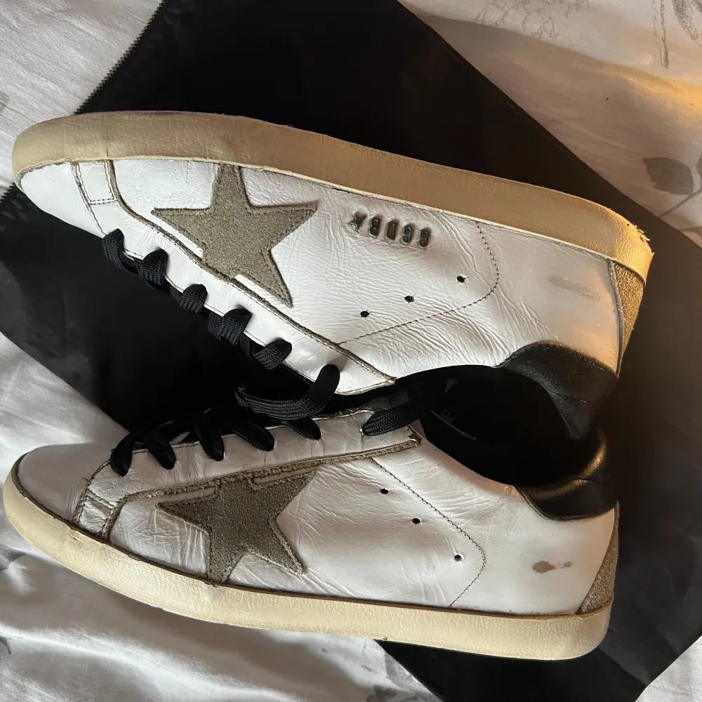 Säljer nu dessa Golden goose skor i storlek 39 med svarta snören. Riktigt sjysst skick, men en liten skada på hälen som nu ser i bilderna. Tillkommer skor och en dustbag🙌👏. Skor.