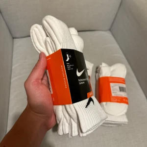 9 par oanvända NIKE långa strumpor (43-46) - Säljer 9 par långa NIKE strumpor i vit färg. Strumporna är oanvända och i perfekt skick. De är förpackade i originalförpackningen.