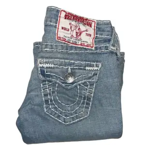 Lågmidjade flared True Religion jeans. W24 [Ytterbenslängd 99cm] [Innerbenslängd 79cm] [Midja 36cm] [Benöppning 23cm]