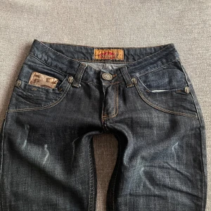 Lågmidjade jeans - Skitsnygga unika lågmidjade jeans med leopardmönstrade fickor!💗 Innerbenslängd 86 Midjemått 36.   Storlek 28, men passar mer som W26-27 jag är 165 💕 OBS! Ska resa bort den här måndagen!