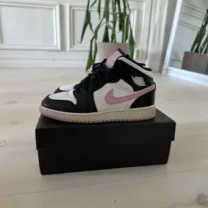 Använda air jordan mid skor i storlek 36,5. Bra skick