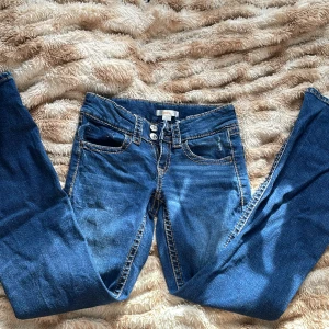 Gina jeans - Säljer mina lowwaist bootcut jeans från Gina för ja råka köpa fel storlek❤️❤️Jag köpte dom för inye så länge sen, de är i bra skick❤️❤️storlek 152