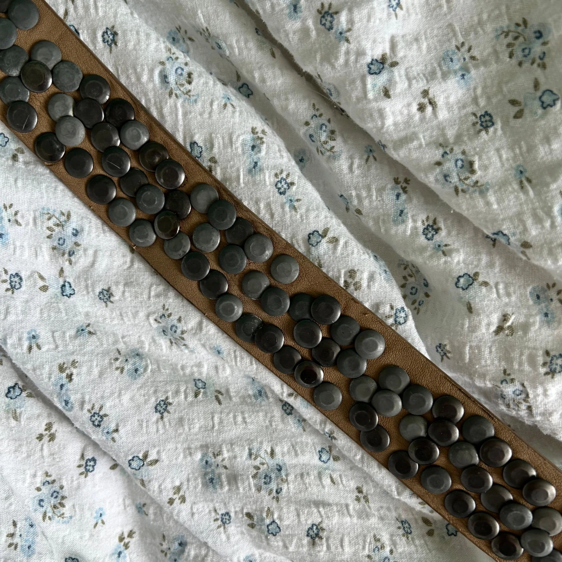 Bälte med nitar  - 90