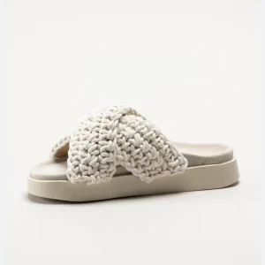 Inuikii tofflor fint skick!  - Säljer mina fina fina inuikii tofflor köpta på plick. Säljes pga fel storlek.  Det är väldigt fina och jag har endast använt fåtal gånger.   Pris kan diskuteras vid snabb affär!   Vid intresse, skicka meddelande så skickar jag bilder :) 