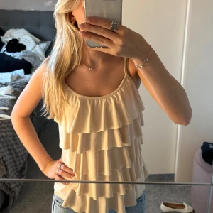 Topp - Topp med volanger från By Swan, storlek s🩷