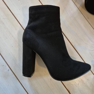 Stövletter - Anväda 2 gånger. Klackhöjd 10 cm. Något stora i storlek.