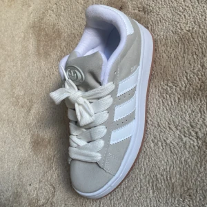 ADIDAS CAMPUS  - Säljer mina skor på grund av att dom är försmå, aldrig använda men har såklart testat dom på! St,38  600kr Dom är köpta i Bulgarien ❤️