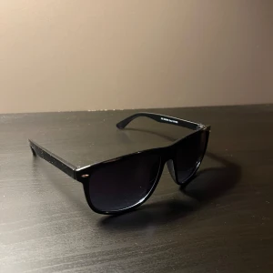 Feta solglasögon  - Helt nya solglasögon Storlek: one size  Väldigt lika Rayban boyfriend modellen