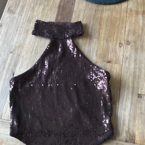 Glitter topp - Från Glittertopp från Gina tricot aldirg använd mycket fin brun färg 