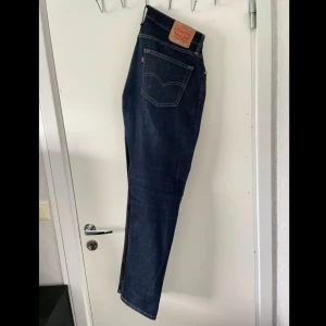 Levis Jeans - Snygga mörkblåa 502 Levis Jeans, Storlek 33x32, knappt använda och säljer då de inte passar mig längre, nypris: 900kr.  Priset går att diskuteras