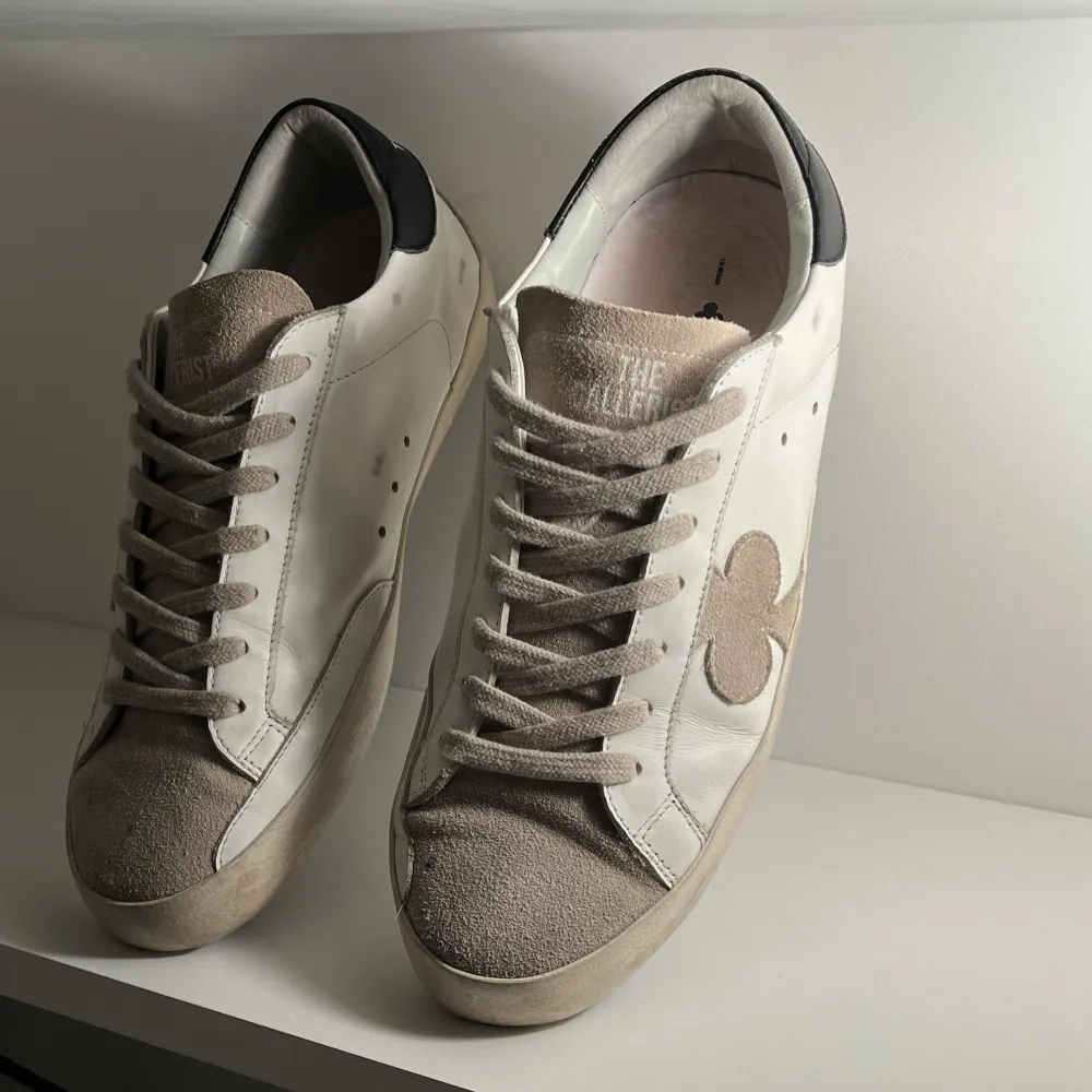 Säljer nu ett par gallerist skor! De är i jättebra skick men har en defekt i hälen.|Jag söker helst byten, som valentino rockrunners, flycrew,ysl eller golden goose. Men vid bud av MINST 1400kr går de att köpa, kommer givetvis med box 📦| Mvh Oscar🤝. Skor.