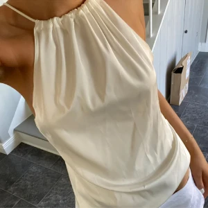 Satin topp  - Säljer denna jättesöta somriga topp från zara aldrig använd! Postar samma dag vid köp!  Lånad bild🌸