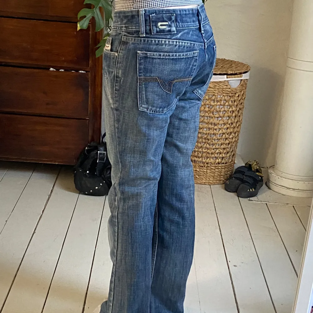 Så snygga diesel jeans!! Står ingen storlek på men jag skulle uppskatta som en S/M, jag brukar ha storlek S och dem är lite stora på mig :) Midjemått finns på sista bilden! Skriv för frågor😚. Jeans & Byxor.