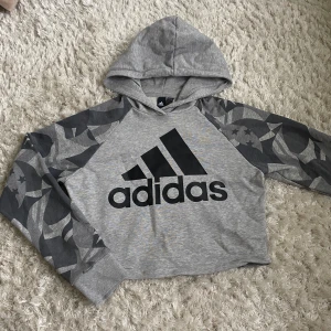 Adidas hoodie - OBS finns fläck, se tredje bilden