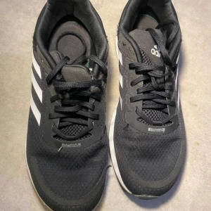 Adidas löparskor - Svarta adidas löparskor i mycket bra skick. Skorna har använts lite och har lite mindre skavanker men är fortfarande fin.