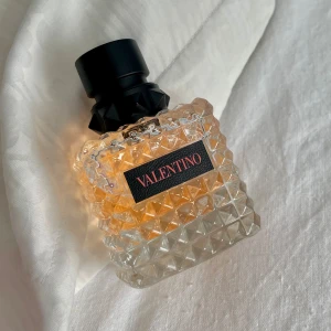 Valentino DONNA - Valentino DONNA born in roma  50 ml, EAU DE PARFUM  Ca 1 år gammal Säljer pga allergi, dock luktar den väldigt gott. Nästintill perfekt skick. Endast använd ett fåtal gånger.  Nypris ca 1000kr