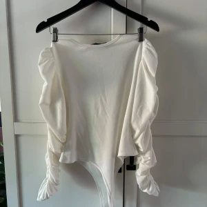 Vit body - En så fin body från Boohoo 🤍 Använd enbart en gång, säljer pga hittar inget tillfälle att använda den på. Tips är att ha en fin spets bh under för bodyn är lite genomskinlig och då blir det så snyggt med att se spets bh:n igenom🤩💞 köpt för 259kr