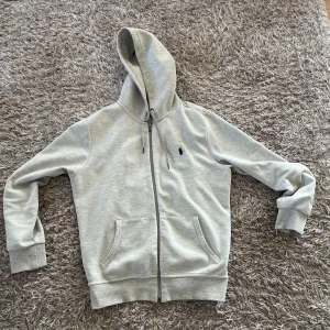 Ralph lauren hoodie - Säljer min Ralph lauren tröja då den knappt kommer till användning, köpte den på NK i vintras för 2000.