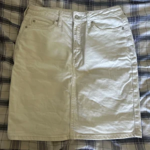 Vit jeanskjol  - Vit jeanskjol knappt använd  Köparen står för frakt 💕