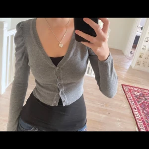 Y2K Grå kofta - Köpt här på Plick, de sista två bilderna kommer ifrån tidigare säljaren. Köpt för 100 kr av henne💕 på loggan står det ”house” och den är i storlek XS. Utan defekter   Skriv för fler bilder eller svar på frågor🌸