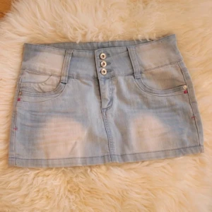 Jeanskjol - Intressekoll på en så snygg jeanskjol! Bra skick, storlek 29 men passar S! 💖