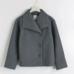 Kapp  - Säljer denna kappa jättefina kappa från Gina Tricot, den är ny och aldrig använd, ny pris 400kr🫶🏻