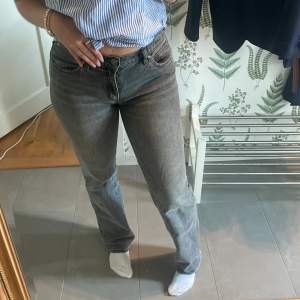 Gråa lågmidjade jeans från Abrand i modell 99 Low straight :) storlek 27 Använde enkel med lite skav runt kanterna men annars i bra skick! Nypris 999 kr