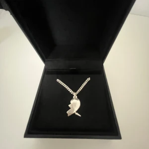 Maria Nilsdotter halsband  - Ett jätte snyggt halsband från Maria nypris är ungefär 1750! Sparsamt använd och inte gamal! Kan byta mot ett i guld, eller sälja men skriv innan ni köper så kan vi diskutera pris! 