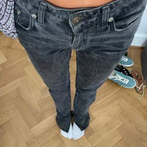 Såå sköna och snygga zara jeans i storlek 34! Jag är 164 cm lång❤️