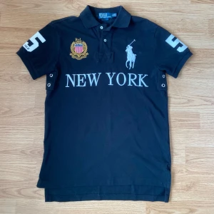 Ralph Lauren New York Polo/Pike - !skicka bud för snabb affär! Fet Ralph Lauren new york piké, storlek S i utmärkt skick. Skriv om ni undrar någonting eller om ni vill ha fler bilder📲