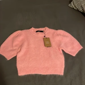Kortärmad stickad tröja - Rosa stickad t-shirt från Vero Moda i strl XS. Köpt för en månad sen, ej använd så säljer för ordinarie pris. Prislapp och allt sitter kvar. 